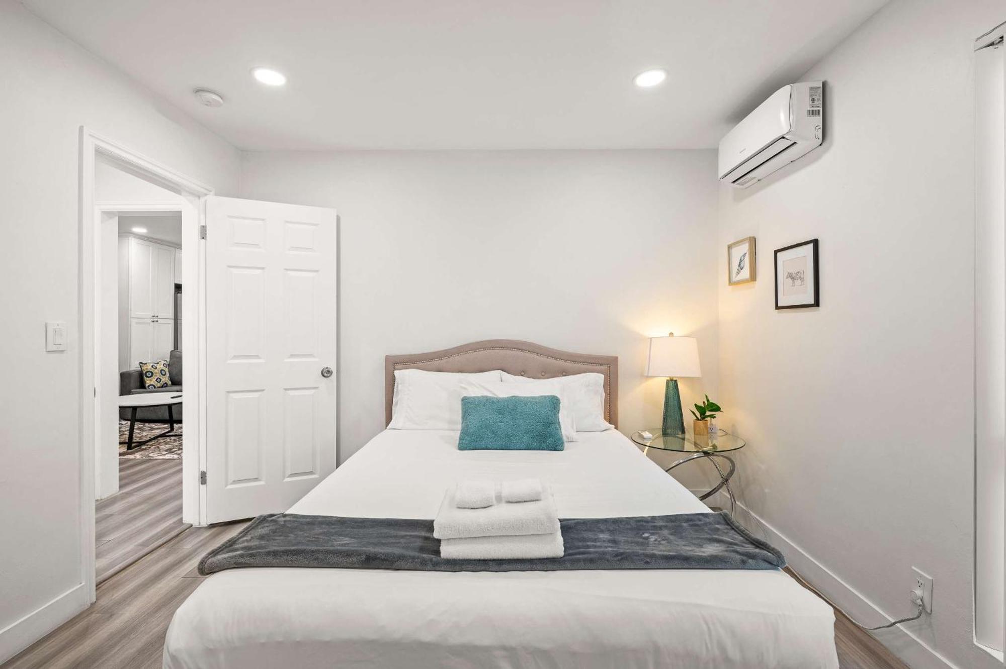 New Renovated 2B2B Apt Self Checkin Free Parking 1 帕萨迪纳 外观 照片